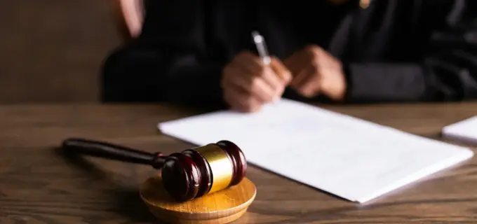 Juge et maillet pour illustrer la loi-cadre